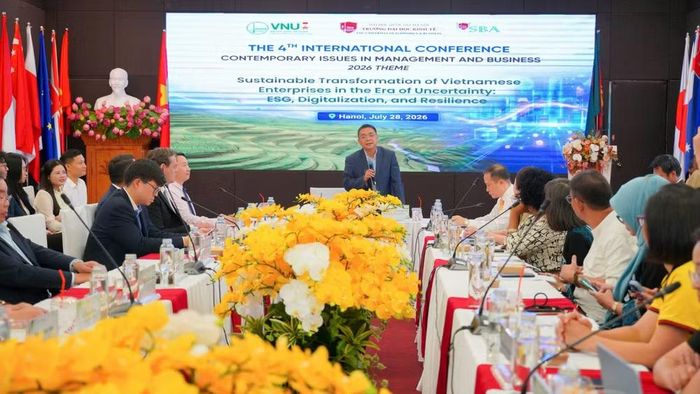 Phó Giáo sư, Tiến sĩ Phan Chí Anh, Viện trưởng Viện Quản trị Kinh doanh, Trường đại học Kinh tế, Đại học Quốc gia Hà Nội phát biểu tại hội thảo.