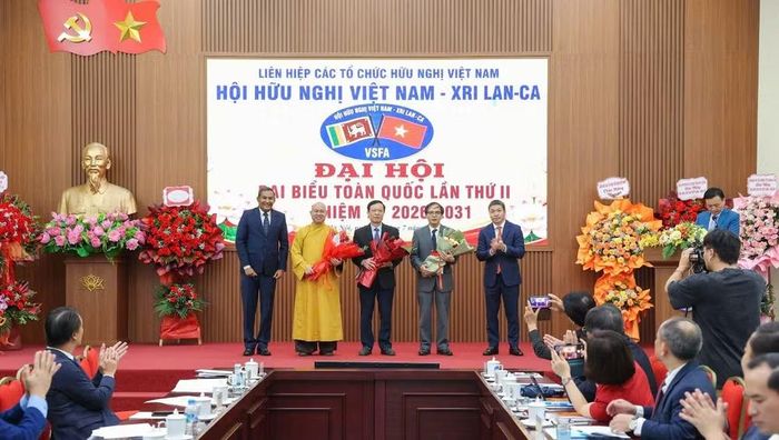 Đại sứ Sri Lanka tại Việt Nam Poshitha Perera và Chủ tịch Liên hiệp các tổ chức hữu nghị Việt Nam Phan Anh Sơn tặng hoa cho Lãnh đạo Hội Hữu nghị Việt Nam-Sri Lanka.(Ảnh: Đinh Hòa/VUFO)