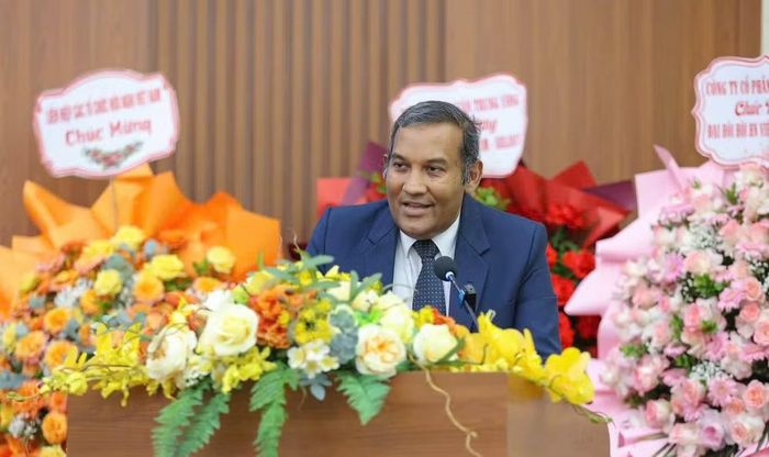 Đại sứ Sri Lanka tại Việt Nam Poshitha Perera phát biểu chúc mừng Đại hội Hội Hữu nghị Việt Nam-Sri Lanka diễn ra thành công.(Ảnh: Đinh Hòa/VUFO)