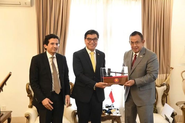  Lễ chuyển giao vai trò Chủ tịch luân phiên Ủy ban ASEAN tại Islamabad (6 tháng một lần) giữa Đại sứ Indonesia Chandra Warsenanto Sukotjo và Đại sứ Philippines Emmanuel R. Rernandez. (Ảnh: Đại sứ quán Việt Nam tại Pakistan cung cấp) 