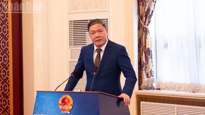 Tham tán Thương mại Nông Đức Lai phát biểu.