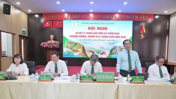 Ban Lãnh đạo Tập đoàn Công nghiệp Cao-su Việt Nam điều hành Hội nghị sơ kết 6 tháng đầu năm và triển khai nhiệm vụ cuối năm 2026.