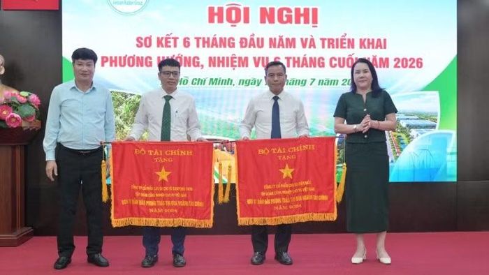 Đại diện Bộ Tài chính trao cờ thi đua của Bộ Tài chính cho Công ty Cao-su Điện Biên và Cao-su Chư Sê Kampong Thom tại hội nghị.