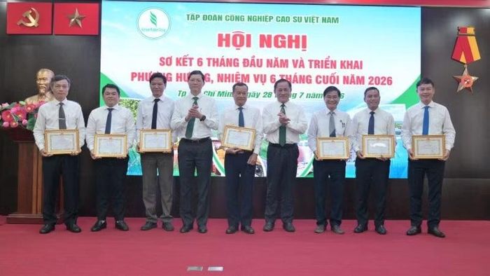 Lãnh đạo Tập đoàn Công nghiệp Cao-su Việt Nam trao giấy khen cho các đơn vị thực hiện tốt phong trào thi đua.