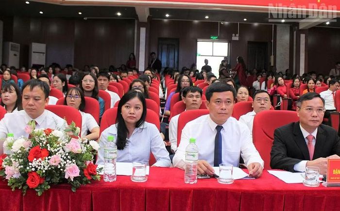 Các đại biểu dự lễ tuyên dương, khen thưởng các tập thể, giáo viên và học sinh có thành tích tiêu biểu trong năm học 2025-2026.