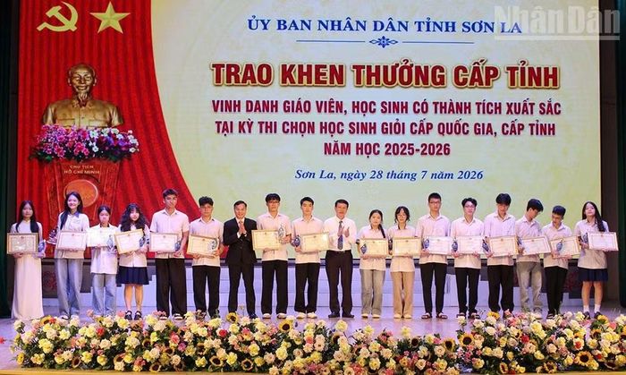 Lãnh đạo Đảng ủy Ủy ban nhân dân tỉnh Sơn La và Sở Giáo dục và Đào tạo tỉnh Sơn La trao Bằng khen của Chủ tịch Ủy ban nhân dân tỉnh cho các học sinh đạt giải tại kỳ thi học sinh giỏi cấp quốc gia.