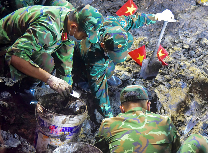 Nỗ lực tìm kiếm, quy tập hài cốt liệt sĩ tại Công viên Lê Thị Riêng (TP Hồ Chí Minh). Ảnh: HÙNG TRƯỜNG