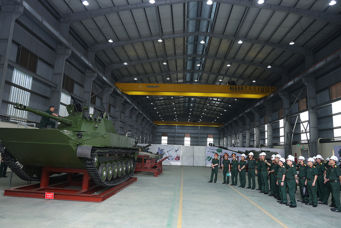 Lãnh đạo Bộ Quốc phòng kiểm tra tiến độ nghiên cứu thiết kế, chế tạo xe tăng tại Nhà máy Z125, Tổng cục Công nghiệp Quốc phòng, tháng 4-2026. Ảnh: CHÍ PHAN.