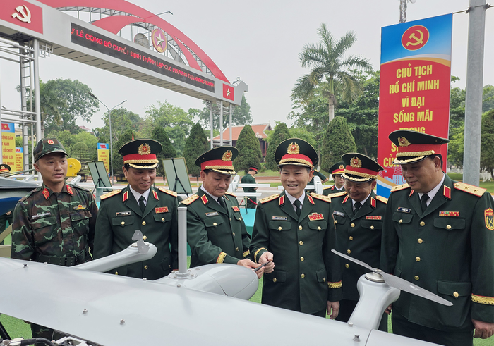 Thủ trưởng Bộ Tổng Tham mưu tham quan trưng bày vũ khí, trang bị tại Lễ công bố quyết định thành lập Cục Phương tiện không người lái, tháng 6-2026. Ảnh: CHÍ DŨNG.