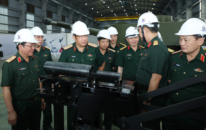  Lãnh đạo Bộ Quốc phòng kiểm tra tiến độ nghiên cứu thiết kế, chế tạo vũ khí, trang bị tại Nhà máy Z125, Tổng cục Công nghiệp Quốc phòng, tháng 4-2026. Ảnh: CHÍ DŨNG. 