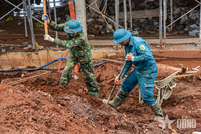 Các chiến sĩ dân quân tham gia nhiều phần việc như vận chuyển vật liệu, trộn bê tông, dọn dẹp mặt bằng... 