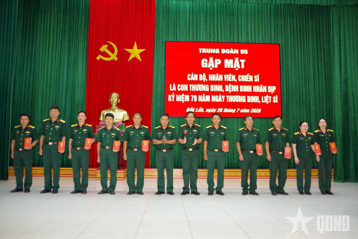  Chỉ huy Trung đoàn 95 gặp mặt, tặng quà cán bộ, nhân viên, chiến sĩ là con thương binh, bệnh binh.