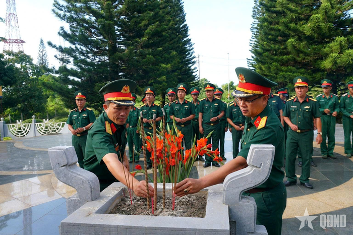  Thành kính dâng hương tưởng nhớ công ơn các anh hùng liệt sĩ.