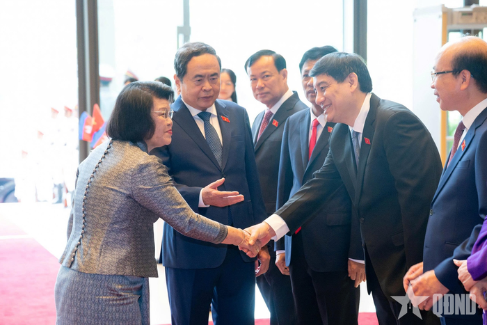 Chủ tịch Quốc hội Trần Thanh Mẫn giới thiệu với Chủ tịch Quốc hội Vương quốc Campuchia Samdech Khuon Sudary về thành viên Đoàn đại biểu Việt Nam. 