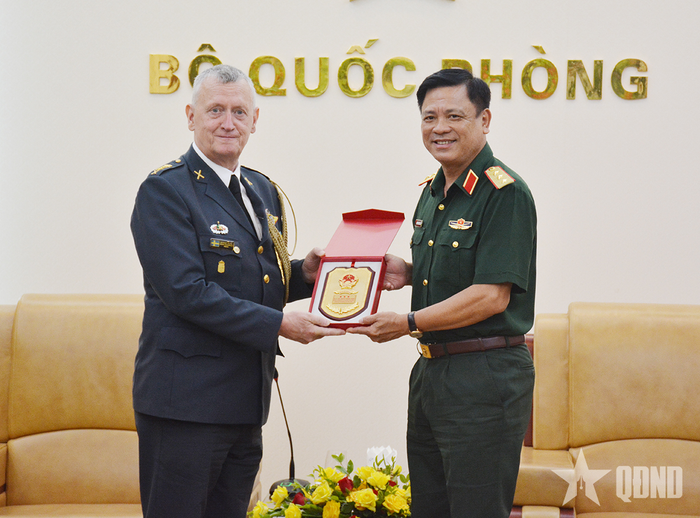 Thượng tướng Nguyễn Trường Thắng trao quà lưu niệm tặng Trung tá Anders Nikanorsson. 