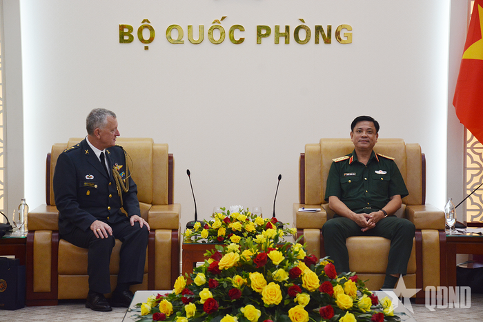  Thượng tướng Nguyễn Trường Thắng trao đổi với Trung tá Anders Nikanorsson. 
