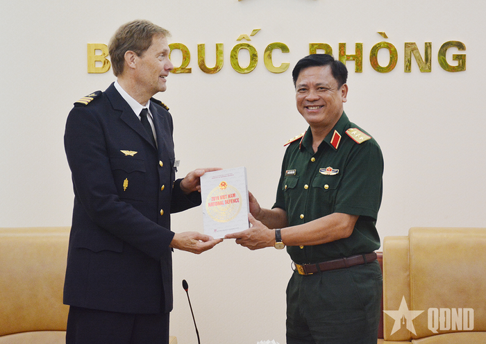 Thượng tướng Nguyễn Trường Thắng trao quà lưu niệm tặng Trung tá Stefan Ungerth. 