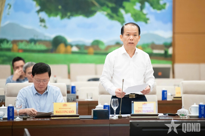  Bộ trưởng Bộ Tư pháp Hoàng Thanh Tùng báo cáo tại phiên họp.