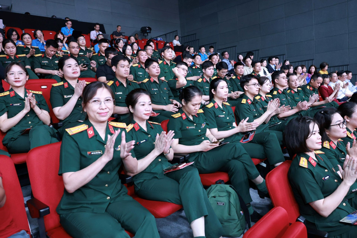 Đông đảo cán bộ, chiến sĩ LLVT tham dự chương trình. 