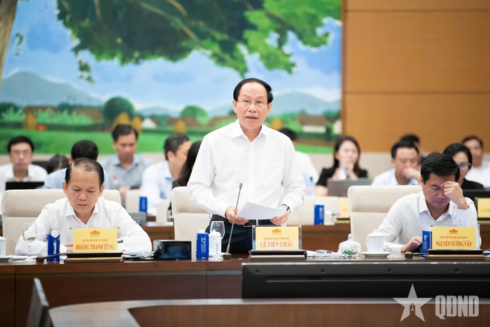  Phó thủ tướng Chính phủ Lê Tiến Châu tiếp thu, làm rõ dự án luật.