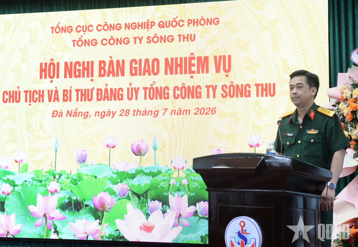  Thượng tá Phạm Quang Năm, Bí thư Đảng ủy, Phó tổng giám đốc Tổng công ty Sông Thu, người nhận bàn giao nhiệm vụ Bí thư Đảng ủy Tổng công ty phát biểu.