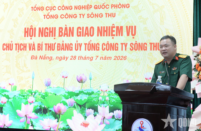  Đại tá Nguyễn Hữu Hiển, người bàn giao nhiệm vụ Chủ tịch và nhiệm vụ Bí thư Đảng ủy Tổng công ty Sông Thu phát biểu.