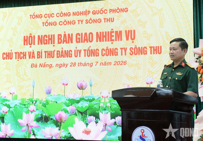  Đại tá Đinh Trường Sơn, Chủ tịch kiêm Tổng giám đốc Tổng công ty Sông Thu, người nhận bàn giao nhiệm vụ Chủ tịch Tổng công ty phát biểu. 