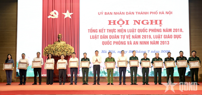 Trao bằng khen tặng các tập thể và cá nhân có thành tích trong công tác triển khai thực hiện Luật Quốc phòng năm 2018, Luật Dân quân tự vệ năm 2019, Luật Giáo dục quốc phòng và an ninh năm 2013.