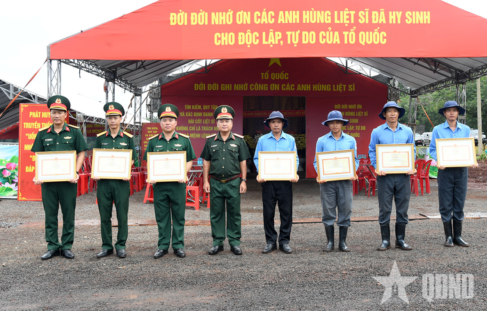 Trung tướng Trần Vinh Ngọc trao bằng khen tặng các tập thể có thành tích trong công tác tìm kiếm, quy tập và xác định danh tính hài cốt liệt sĩ tại xã Minh Đức. 