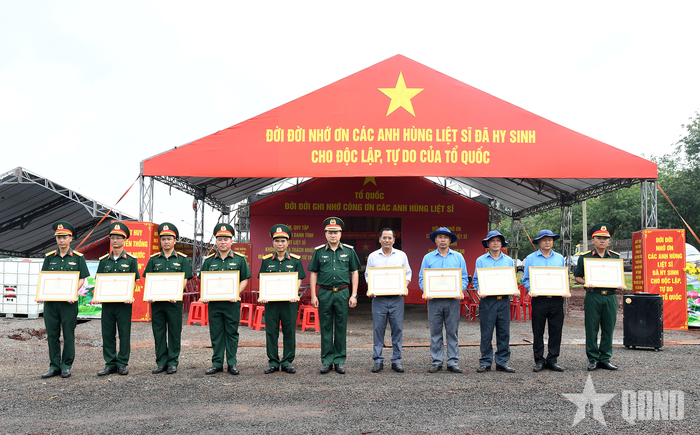 Thiếu tướng Phạm Anh Tuấn, Chủ nhiệm Chính trị Quân khu 7 trao bằng khen tặng các cá nhân có thành tích trong công tác tìm kiếm, quy tập và xác định danh tính hài cốt liệt sĩ tại xã Minh Đức. 