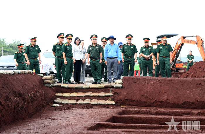  Đoàn công tác kiểm tra khu vực tìm kiếm, quy tập hài cốt liệt sĩ.