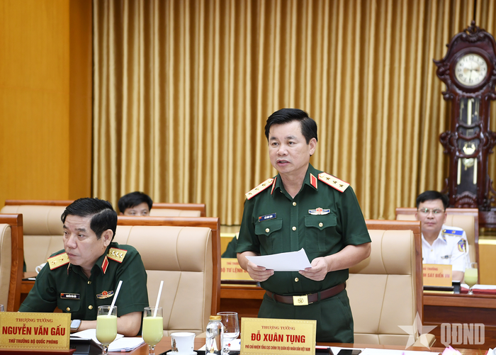 Lãnh đạo Bộ Quốc phòng và thủ trưởng Tổng cục Chính trị phát biểu tại hội nghị. 