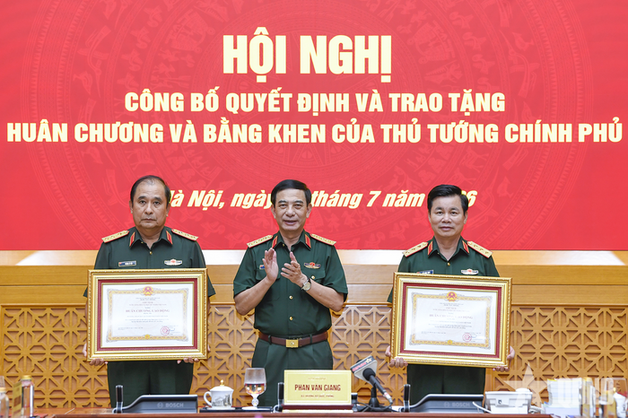 Thừa ủy quyền của Chủ tịch nước, Đại tướng Phan Văn Giang trao Huân chương Lao động hạng Ba tặng Bộ Tổng Tham mưu và Tổng cục Chính trị.