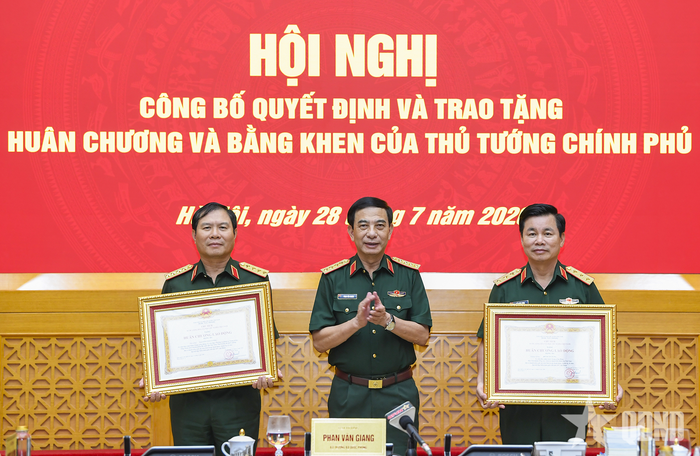 Thừa ủy quyền của Chủ tịch nước, Đại tướng Phan Văn Giang trao Huân chương Lao động hạng Ba tặng Đại tướng Nguyễn Tân Cương, Ủy viên Trung ương Đảng, Ủy viên Thường vụ Quân ủy Trung ương, Tổng Tham mưu trưởng, Thứ trưởng Bộ Quốc phòng và Thượng tướng Đỗ Xuân Tụng, Ủy viên Trung ương Đảng, Phó chủ nhiệm Tổng cục Chính trị.
