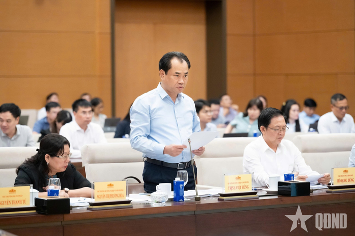  Bộ trưởng Bộ Nông nghiệp và Môi trường Trịnh Việt Hùng báo cáo tại phiên họp.