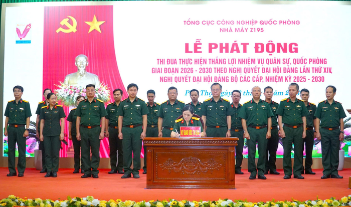  Đại diện các cơ quan, đơn vị, tổ chức quần chúng của Nhà máy Z195 ký kết giao ước thi đua. 