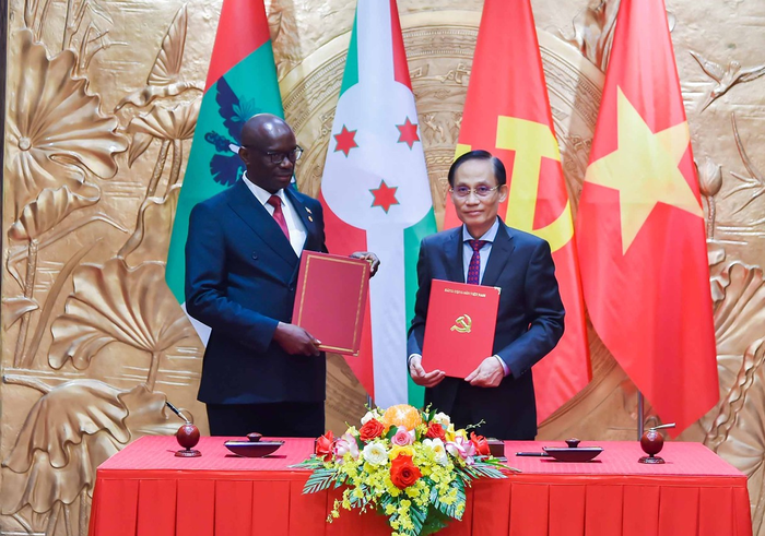  Bộ trưởng Bộ Ngoại giao Lê Hoài Trung và Tổng thư ký Révérien Ndikuriyo đã thay mặt hai Đảng ký Bản ghi nhớ về hợp tác giữa Đảng Cộng sản Việt Nam và Đảng CNDD-FDD. Ảnh: Bộ Ngoại giao