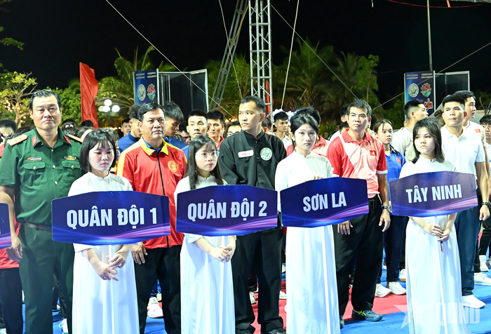 Đoàn Quân đội 1 và Quân đội 2 tham gia giải. 