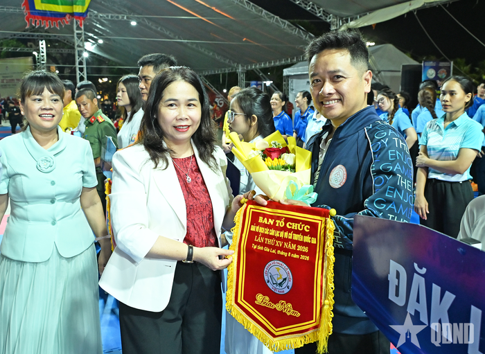 Các đồng chí lãnh đạo trao hoa và cờ lưu niệm tặng các đoàn vận động viên và trọng tài.
