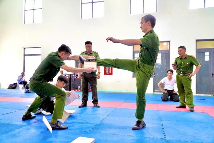 Đội tuyến võ thuật tập luyện với sự tập trung và quyết tâm cao độ.