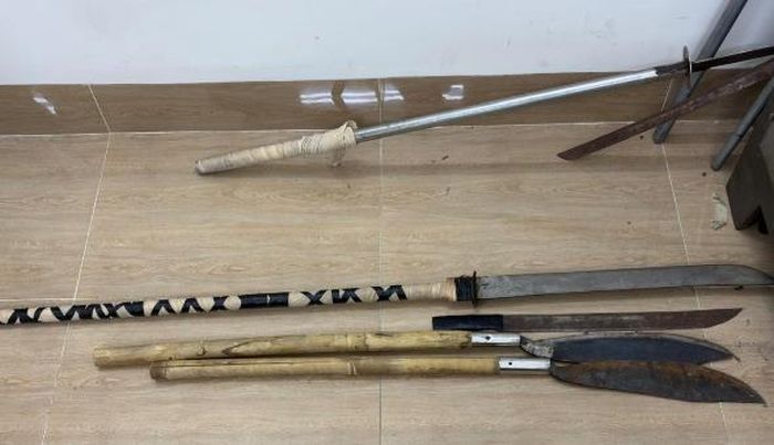 Nhóm thanh thiếu niên gây rối trật tự công cộng và số hung khí bị cơ quan Công an thu giữ.
