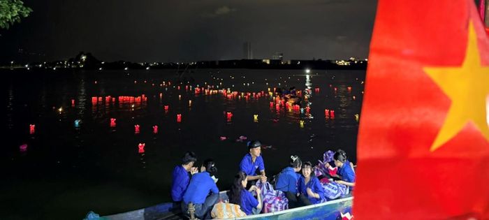 Lãnh đạo phường Hải Vân và các bạn đoàn viên thanh niên thả hoa đăng trên dòng sông Cu Đê tối 27-7.