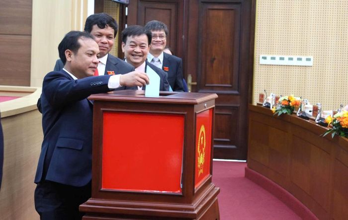 Các đại biểu tiến hành bỏ phiếu bầu