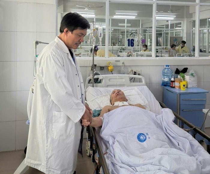 BS.CKII Hà Sơn Bình – Trưởng Khoa Hồi sức tích cực chống độc Bệnh viện Đà Nẵng bên bệnh nhân, thương bệnh binh Nguyễn Xuân Quang.