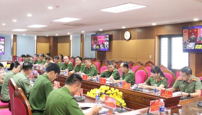 Tham dự hội nghị có các đồng chí trong Ban Giám đốc Công an thành phố, lãnh đạo các đơn vị nghiệp vụ Công an TP