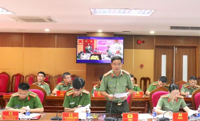 Lãnh đạo phòng Tham mưu báo cáo tình hình, kết quả đấu tranh phòng, chống tội phạm trong tháng 7-2026