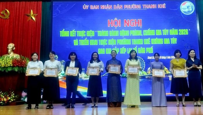 Lãnh đạo phường Thanh Khê trao khen thưởng cho các tập thể, cá nhân tại hội nghị.