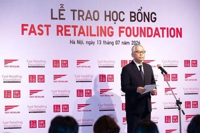 Ông Noriaki Koyama - Tổng Giám đốc Điều hành cấp cao của Tập đoàn Fast Retailing, kiêm Tổng thư ký cấp cao Quỹ Fast Retailing phát biểu tại buổi lễ trao Học bổng.