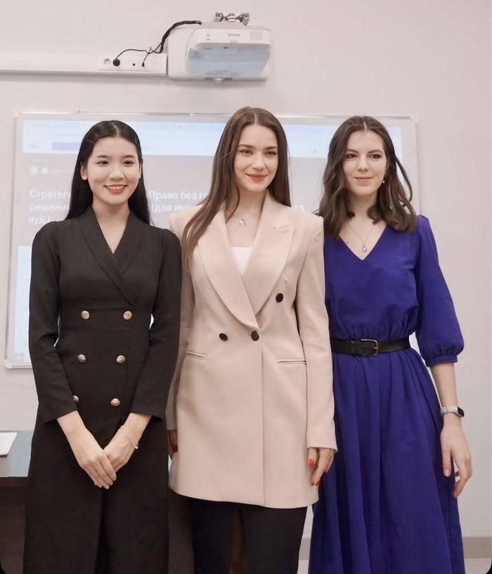 Như Quỳnh chụp ảnh cùng giảng viên tại Nga.
