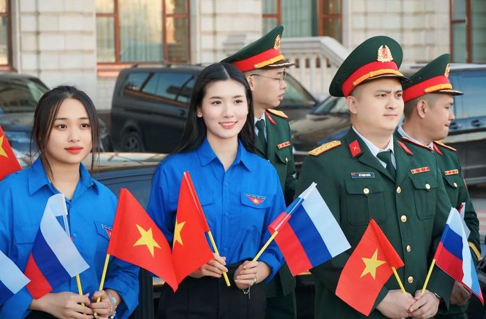 Như Quỳnh đại diện sinh viên Việt Nam tại Nga, tham dự lễ đón chính thức nguyên Thủ tướng Phạm Minh Chính và đoàn Đại biểu cấp cao Việt Nam thăm Liên bang Nga.